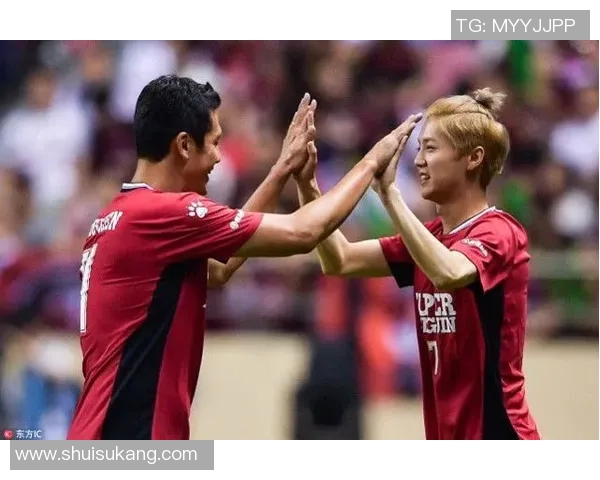 真正的男足球明星如何在赛场内外展现魅力与责任感